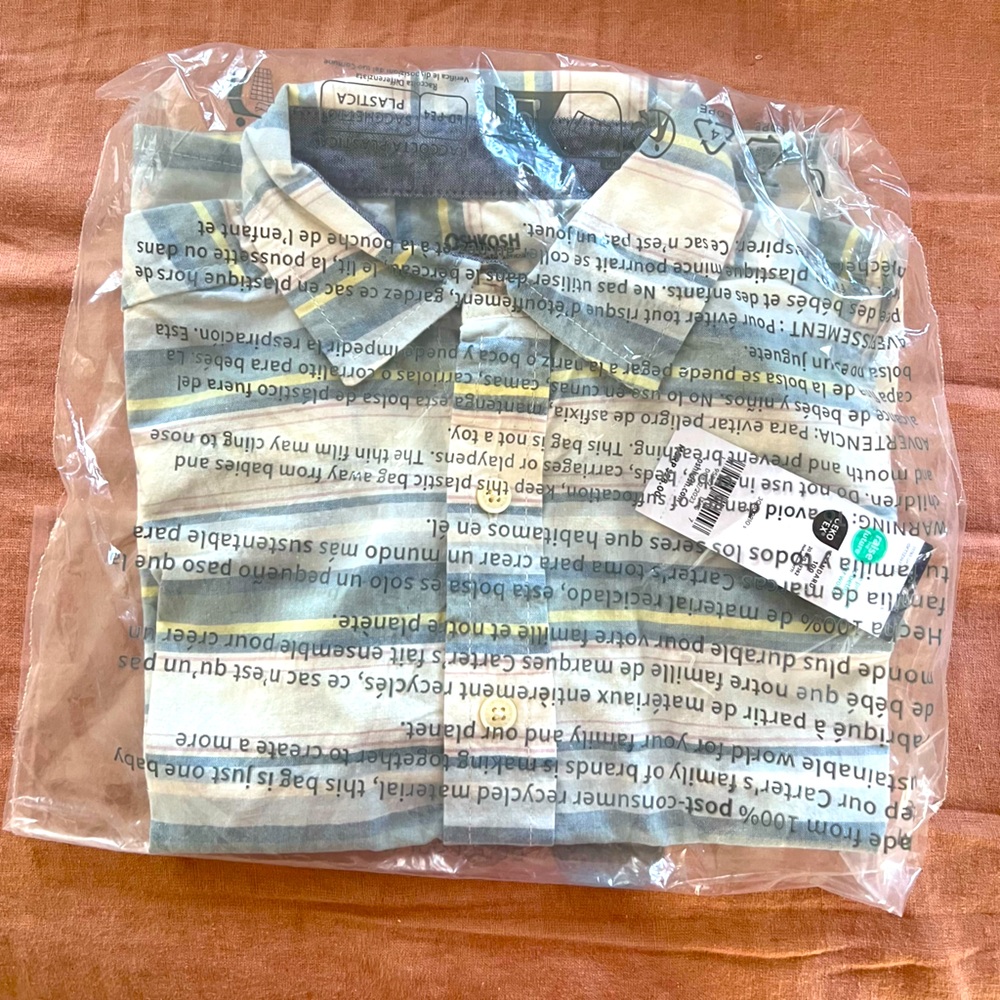 Carters striped button down dress shirt. 5T
New with tags.